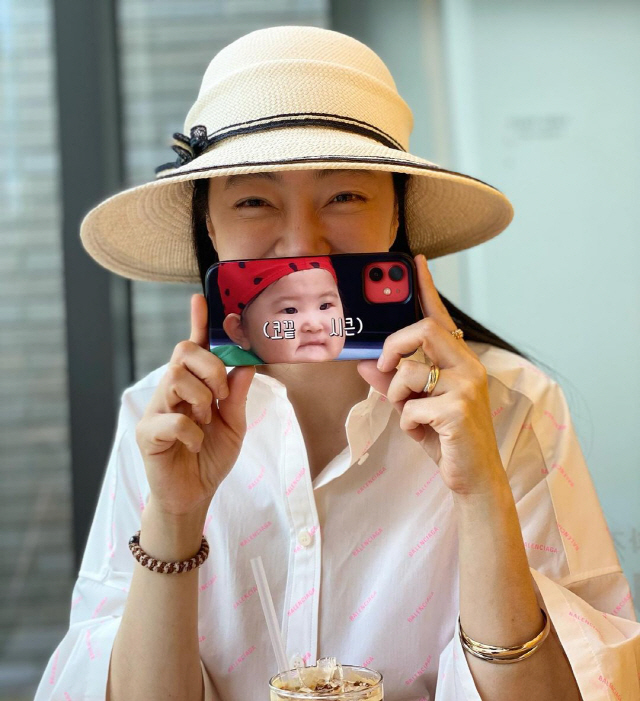 Actor Seo Hyo-rim produced a cell phone case with his daughters face.Seo Hyo-rim posted a picture on his 17th day with an article called Dochimam through his instagram.In the photo, there was a picture of Seo Hyo-rim laughing with his cell phone.The cell phone case in the image of Seo Hyo-rim smiling brightly toward the camera stands out. The cell phone case of Seo Hyo-rim contains the image of daughter Joey.The daughters face also shows the love of the daughter of the Horse Dog Mom Seo Hyo-rim in the cell phone case.Meanwhile, Seo Hyo-rim married Jung Myung-Ho in 2019 and held her daughter in her arms last June.Seo Hyo-rim Jung Myung-Ho couple appeared on KBS2 entertainment program Superman Returns last month and released their daily life.