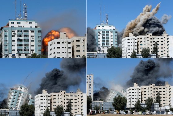 15일(현지시간) 이스라엘군의 공습으로 가자지구 내 AP통신 등 외신이 입주한 건물이 붕괴되고 있다. [로이터=연합뉴스]