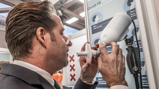 지난 1월 휴고 드 존지 네덜란드 총리가 호흡 검사 장비인 스피로노즈로 코로나 검사를 받고 있다./Science