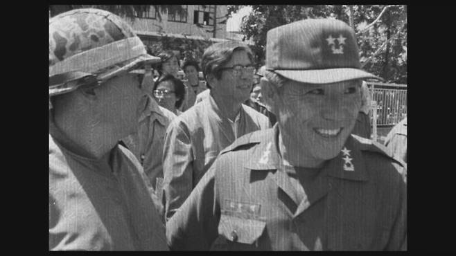 1980년 5월 광주시민항쟁을 무력으로 진압한 뒤 소준열 광주전남북계엄분소장(오른쪽)이 웃음을 짓고 있다. 5·18기록관 제공
