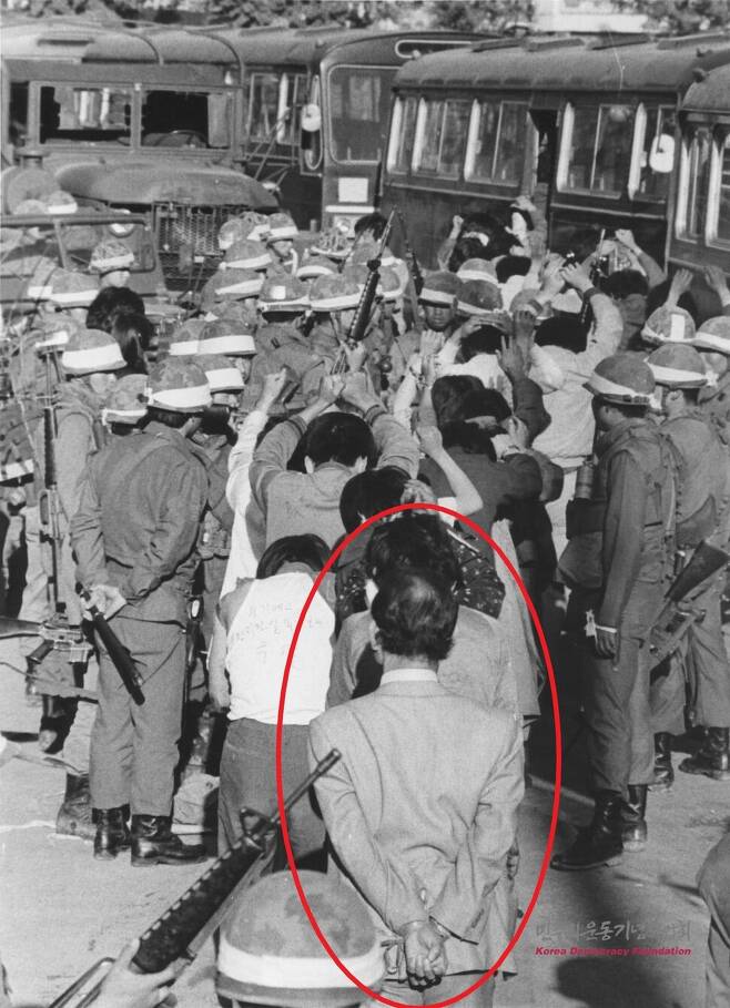 1980년 5월27일 옛 전남도청을 지키다 계엄군에 붙잡힌 이종기 변호사(붉은 원)가 손을 뒤로 결박당한 채 끌려가는 모습. 민주화운동기념사업회 제공