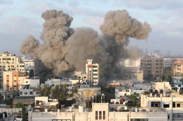 팔레스타인 자치 지역인 가자지구 중심도시 가자시티에서 18일(현지시간) 이스라엘 전투기 공습으로 시커먼 연기가 하늘로 치솟고 있다. 이스라엘은 지난 10일부터 지금까지 1180회가 넘는 공습을 가한 것으로 알려졌다. 가자지구 보건부는 이스라엘 공습으로 인한 누적 사망자가 어린이 58명, 여성 34명을 포함해 204명이며 부상자는 1300여 명에 이른다고 밝혔다. 로이터연합뉴스