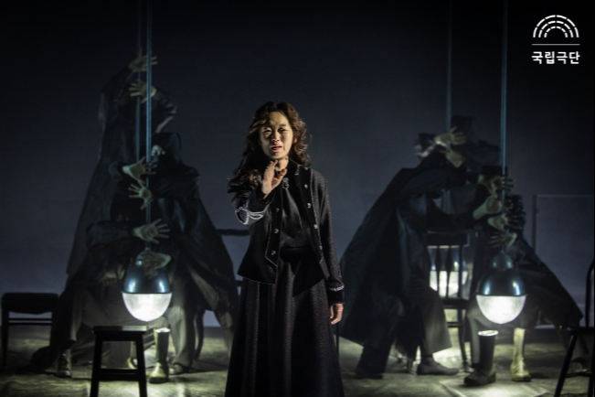 배우 이봉련에게 백상 여우주연상을 안겨준 국립극다 연극 ‘햄릿’의 한 장면. 국립극단 제공