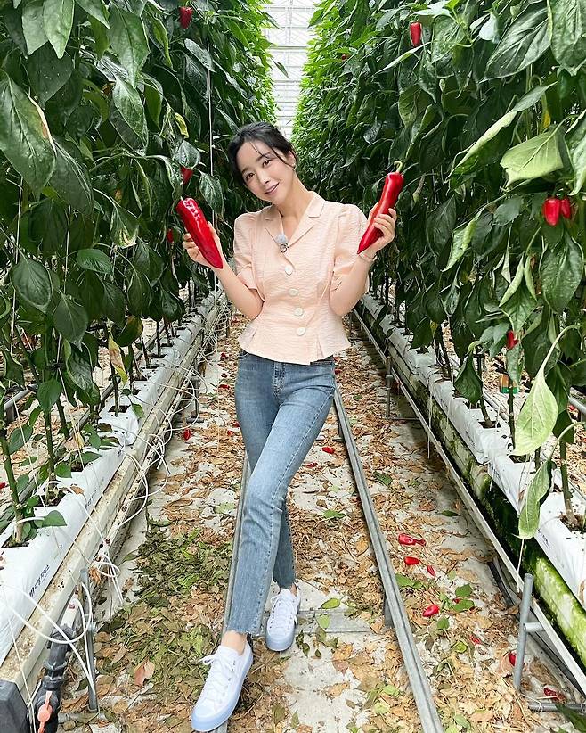 The photo released shows Hong Soo-Ah holding a huge paprika in his hand on the farm, especially her innocent look.