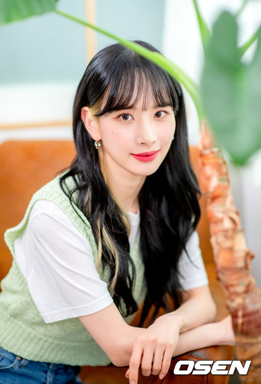 WJSN The Black (SEOLA, EXY, Bona, Eunseo) recorded Naver V-live Star Road at a studio in Gwangjin-gu, Seoul, for the release of their first single album My Attitude.The Black title song Easy is a song that gives a soft, slow, but intense and deadly touch to the person who falls in love.It is fun to listen to the charm of vocals, as well as to enjoy the stage with powerful performances and manic styling.WJSN The Black SEOLA poses ahead of filming