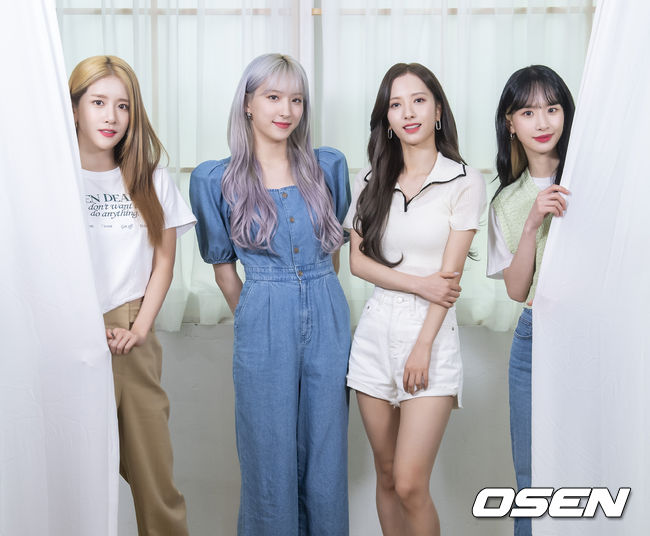 WJSN The Black (SEOLA, EXY, Bona, Eunseo) recorded Naver V-live Star Road at a studio in Gwangjin-gu, Seoul, for the release of their first single album My Attitude.The Black title song Easy is a song that gives a soft, slow, but intense and deadly touch to the person who falls in love.It is fun to listen to the charm of vocals, as well as to enjoy the stage with powerful performances and manic styling.WJSN The Black poses ahead of the recording.