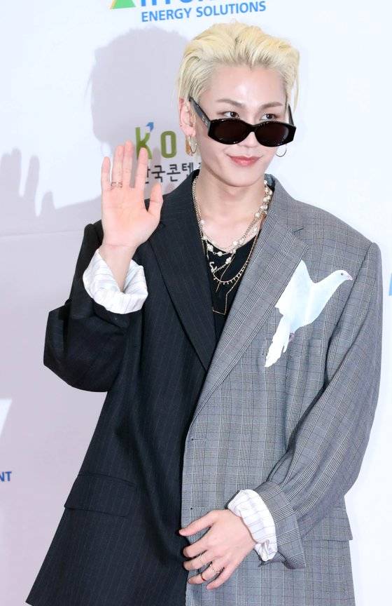 비투비 정일훈이 18일 오후 서울 마포구 서울월드컵경기장에서 열린 제 25회 '2019 드림콘서트' 레드카펫에서 포토타임을 갖고 있다. 2019 드림콘서트에는 샤이니 태민, 레드벨벳, 세븐틴, NCT DREAM, 정일훈, 마마무, 하성운, AB6IX, CLC, 다이아, 골든차일드 JBJ95, (여자)아이들, TRCNG,, 공원소녀, KARD, 박봄 등이 출연하며 이특, 전소민, 공찬이 MC를 맡는다. 김진경 기자 kim.jinkyung@jtbc.co.kr/2019.05.18/