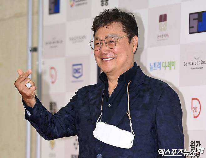 Singer Nam Jin poses at the red carpet event of The 9th Korea Arts and Culture Awards held at Seoul Samseong-dong Ramada Hotel on the afternoon of the 20th.