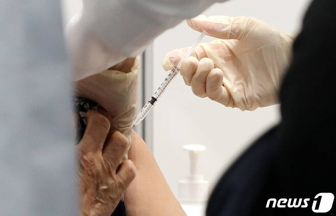 21일 서울 마포구 신종 코로나바이러스 감염증(코로나19) 예방접종센터에서 한 어르신이 백신 접종을 받고 있다. 2021.5.21/뉴스1 © News1 박지혜 기자
