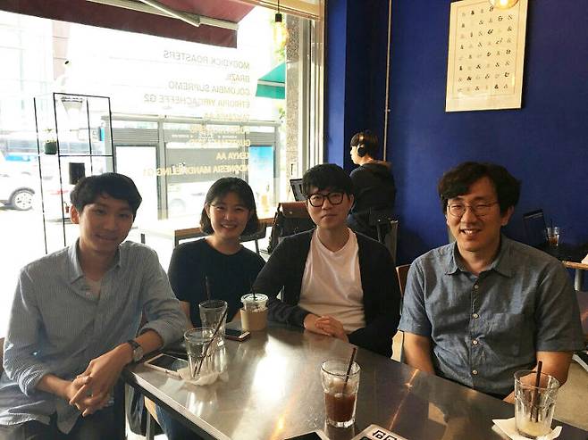 출처: 왼쪽부터 최우빈, 고은비, 현유지와 게임 제작을 이끈 이정엽 교수