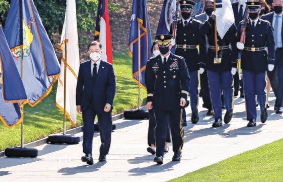 한미정상회담 참석차 미국 워싱턴을 방문중인 문재인 대통령이 20일(현지시간) 워싱턴DC인근 알링턴 국립묘지를 찾아 참배하고 있다. 연합뉴스