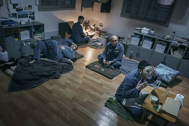 출처: 청불 등급이 ‘핸디캡’이라는 건 이제 옛말이 됐다. 청불 영화 <프리즌>이 상반기 한국 영화 톱 3에 올랐다. 사진 쇼박스