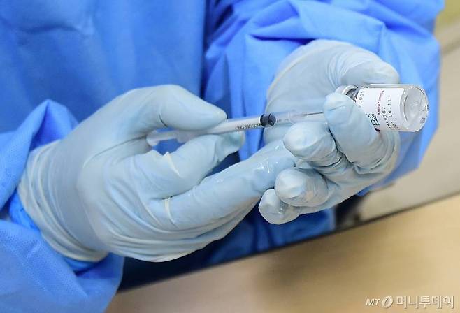 지난 3월 3일 서울 중구보건소에서 의료진이 아스트라제네카(AZ) 백신을 주사기에 담고 있다. 사진은 기사 내용과 직접적 관련 없음. /사진=이기범 기자