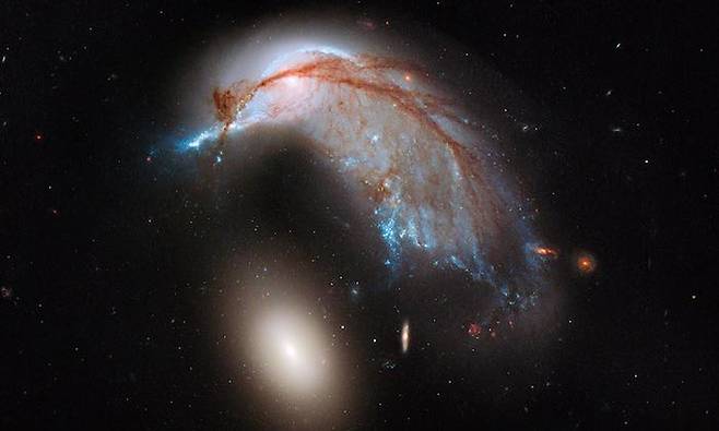 출처: 충돌 중인 은하 NGC 2936과 NGC 2937. Image Credit: NASA/ESA/Hubble Heritage Team