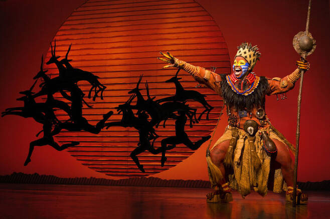 출처: Mukelisiwe Goba as Rafiki and the North American Tour Company - THE LION KING - Photo by Joan Marcus ⓒDisney