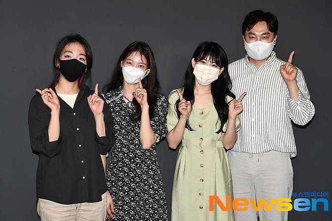 On the afternoon of May 22, CGV Shinchon Atreon, located in Changcheon-dong, Seodaemun-gu, Seoul, was held to greet the movie People Who Live Alone.On this day, Hong Seong-eun, Actor Gong Seung Yeon, Daeun Jin, and Seo Hyeon-woo attended the stage greetings.