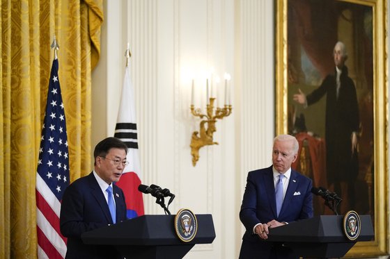 문재인 대통령은 21일(현지시간) 조 바이든 미국 대통령과 한미 정상회담을 한 뒤 나란히 기자회견을 했다. [AP=연합뉴스]