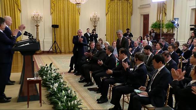 바이든 미국 대통령이 기자회견 도중 성 김 신임 대북특별대표를 소개하는 모습