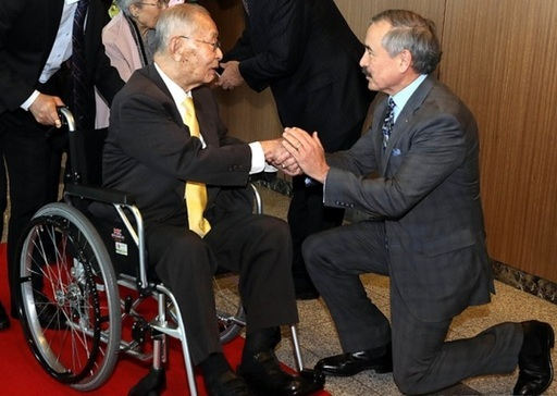 해리 해리스 전 주한 미국 대사(오른쪽)가 2018년 11월 21일 휠체어를 탄 생전의 백선엽 장군 앞에 무릎을 꿇고 인사하는 모습. 뉴시스