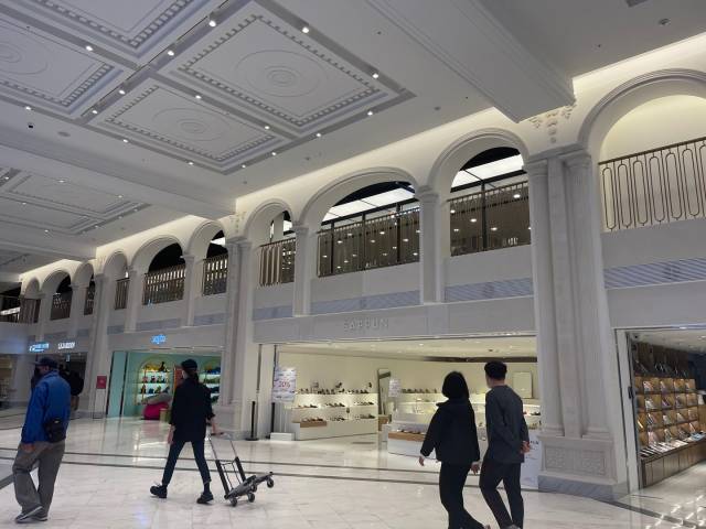 센트럴시티터미널 중앙 광장에 입점한 파티스리 맛집과 플라워숍 ‘르자당플라워’, 빈백 브랜드 ‘요기보’ 등 라이프스타일 상점들.