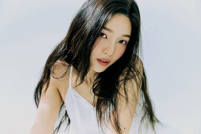 Girl group Red Velvet member Joy tells Sensibility vocal charm with Remake song Day By Day (Day by Day).Joy special album Hello will be released on the main music site at 6 p.m. on the 31st.The album includes six Remake songs re-created in Joys color, including the Dongmyeong title track Hello.Day By Day on this album is a medium tempo R & B ballad song that stimulates Sensibility with a groovy bass rhythm and lyrical EP sound.The female duo Aswon remakes the song of Dongmyeong released in 1999, and Joys mature vocals, which delicately express his desire to approach the person who has kept his side for a long time, are outstanding.