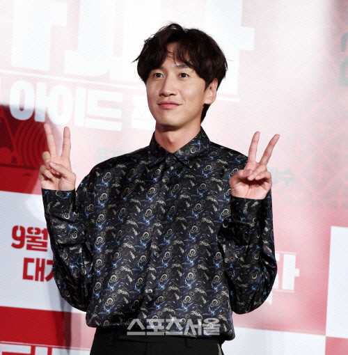 Lee Kwang-soo previously announced on the 27th of last month that he got off the Running Man in 11 years through his agency King Kong by Starship.Lee Kwang-soo said, Last year, I had a steady rehabilitation treatment due to injuries caused by an accident, but there were some parts that were difficult to maintain the best condition when shooting.After the accident, we decided to have time to reorganize our bodies and minds after a long discussion with our members, production team, and agency, he explained.The 24th day of Lee Kwang-soos Running Man last recording day was bright.In addition, Lee Kwang-soos mother, who prepared an event for son who left the workplace in 11 years, is attracting attention online.Lee Kwang-soos mother s troubled, son! Lee Kwang-soo, thank you for joining us for 11 years on social networking services of an event company.A balloon with the phrase I support my future life was released.Meanwhile, Lee Kwang-soo, who announced his face through an advertisement in 2007, has been attracting attention through MBC sitcom High Kick Through the Roof.He joined the Running Man member who started in 2010 and has been active so far and has been loved by establishing characters optimized for entertainment programs such as Asian Prince and Girin.Lee Kwang-soo also played in the movies All About My Wife, My Little Hero, drama Its okay, Im Love, Dee My Friends and Live as a main actor.Lee Kwang-soos mother is preparing an event for the son who worked hard both in the main business and the side business.