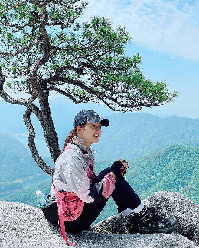 Actor Lee Si-young, a Climbing enthusiast, has climbed the Obongsan.Lee Si-young said on his 24th day, The mountain is so good. When you show such an unrealistic beautiful view, it is even more than just Baraman.Go to Gangwon-do Obongsan, which has such a beautiful lake. Ive been charging for a month. Now I have to work hard again.Fighting and posted several photos.In the photo, Lee Si-young posing at the top of Obongsan was shown. Lee Si-young is looking at the scenery on the rock.Lee Si-youngs thorough self-management stands out.Meanwhile, Actor Lee Si-young married Cho Seung-hyun, a restaurant businessman in 2017, and has a son.