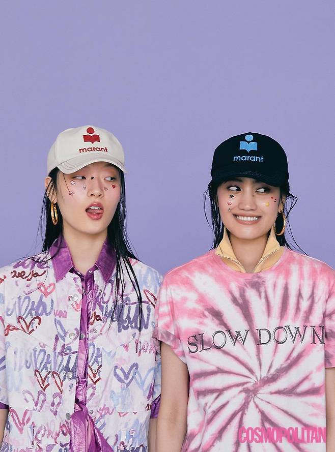 (주현)볼캡 23만8천원 이자벨 마랑 에뚜왈. 셔츠, 점프슈트 모두 가격미정 이자벨 마랑. 후프 귀고리 가격미정 루이 비통. (사라)볼캡 23만8천원, 티셔츠 가격미정 모두 이자벨 마랑 에뚜왈. 니트 톱 11만6천원 더오픈프로덕트. 후프 귀고리 가격미정 루이 비통. 네일 팁 데싱디바.