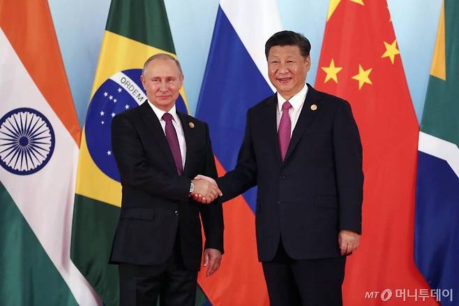 블라디미르 푸틴 러시아 대통령과 시진핑 중국 국가주석이 4일 (현지시간) 중국 샤먼의 브릭스 정상회의에서 악수를 하고 있다. 두 정상은 이날 북한의 6차 핵실험에 대해 논의하면서 한반도 비핵화 의지를 재확인했다. AFP=뉴스