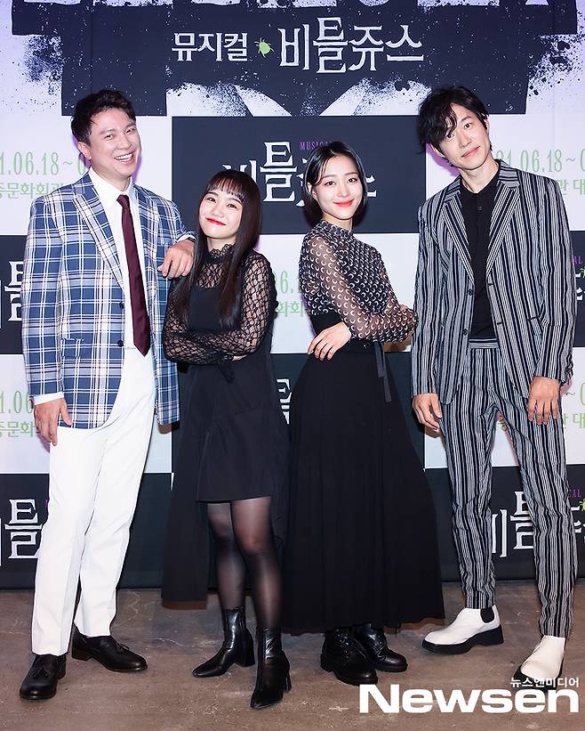 Actor Yoo Jun-sang, Qualification, Hong Na Hyun, and Jang Min-jae attended the musical Beatle Juice online production presentation held on May 24th Days afternoon and have photo time.Photo Provision: CJ ENM