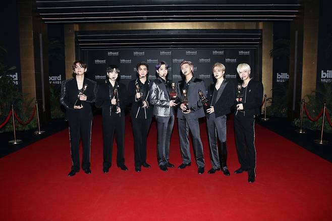Group BTS won four awards at the United States of Americas three major music awards ceremony, the 2021 Billboard Music Awards.BTS won the Saw Selling Song, Saw Song Black at the 2021 Billboard Music Awards (2021 Billboard Music Awards) at the United States of Americas Microsoft Theater on Sunday. Sails The Artist, Saw Iruvar/Group and Saw Social The Artist have won all four nominations.In the Saw Selling Song and Saw Song Black Sails The Artist categories, she was nominated for the first time this year and enjoyed the joy of winning the award.Saw Iruvar/Group is the second award since 2019, and Saw Social The Artist won for the fifth year in a row since 2017 when it was first invited to the Billboard Music Awards.BTS has been honored with the award by competing with prominent global pop stars.In the Saw Selling Song category, which was awarded for the first time as a Korean singer at the awards ceremony, Gabby Barrett I Hope, Cardi Bee WAP, Megan Di Stalin Savage and Weekend Blinding Lights won the trophy with the global hit song Dynamite.In the Saw Iruvar/Group category, AC/DC, AJR, Dan and Shay, and Maroon5 were nominated together, while in the Saw Song Black Sails The Artist category, Justin Bieber, Megan Di Stalin, Morgan Wallen, and Wickend were nominated.BTS said: Its an honor to be awarded (Saw Song Black Sails).We wanted to share fresh vitality with many people through Dynamite, and I think this award is proof that we have achieved that goal. We also appreciate your love of our music. BTS also participated in the awards ceremony as a performer and performed the first stage of the new song Butter.This stage is a composition that compresses the flow of the actual awards ceremony leading to the waiting room, Red Carpet, and Stage. It conveys the vivid feeling that BTS is with the award ceremony with the actual Billboard Music Awards photo wall and the colorful stage device that seems to embody Red Carpet.The BTS, which waited for the turn in the waiting room in the form of a young man, showed a change in the place as a stage set and a shining star.BTSs fascinating and charismatic performance culminated in the spectacular awards stage at the end of the song, exciting fans around the world who were waiting for their comeback.BTS has revealed its unique charm with group and unit choreography as it goes through various spaces.The exciting story composition, the magnificent stage set, and the delightful and dynamic performance of BTS combined with the charm of the summer song Butter.Like the cute lyrics I will melt like Butter and capture you, BTS captivated the global with Butter.In addition, he succeeded in winning four gold medals at the Billboard Music Awards and proved once again the true value of World Class Group.=