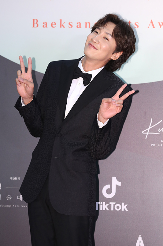 Lee Kwang-soo will host the last photo shot of SBS entertainment program Running Man on the 24th.Lee Kwang-soos agency, King Kong by Starship, said in an official position last month, Lee Kwang-soo was undergoing steady rehabilitation treatment due to injuries caused by an accident last year, but there were some difficult parts to maintain the best condition in Photo shot.It was not easy to decide that it was disjoint because it was a program that was not a short period of 11 years, but I decided that it was necessary to have physical time to show better things in future activities. Through Running Man, I would like to express my sincere gratitude to Lee Kwang-soo for his interest and love and I will say that Lee Kwang-soo will be healthy and bright. ...SBS also said, Despite Lee Kwang-soos efforts, it was difficult to parallel it, and the members and the crew talked together about it. Members and the crew wanted to spend more time with Lee Kwang-soo in Running Man, but Lee Kwang-soo as a Running Man member I said.I am sorry to have a beautiful farewell, but I would like to ask Lee Kwang-soo and his members who made a hard decision to warmly support and encourage the viewers, and the members and crew of Running Man will also support Eternal member Lee Kwang-soo Lee Kwang-soo has played a big part within Running ManStarting with Gwangbata at the beginning of the broadcast, he showed various characters such as Asian Prince, Traitorial Giraffe, and Mohammad Gwangsu and laughed at viewers.He showed the ability to cover Song Ji-hyo, Jeon So-min, Kim Jong-guk and guests as well as Yoo Jae-Suk and Ji Suk-jin, the center of Running Man.Meanwhile, Lee Kwang-soo is about to release the movie Sink Hall, Pirates: The Goblin Flag, and Happy New Year after Running Man disjoint.He will focus on his Acting activities as an actor in the future.