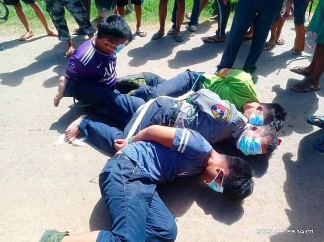 카렌족 시민군이 경찰서 점거 과정에 붙잡은 군경 4명 [트위터 @kzy_linn·재판매 및 DB 금지]