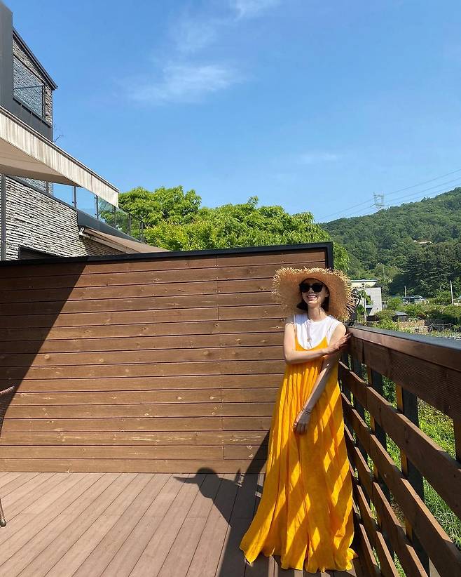 A fresher double motherActor Park Soo-jin showed off a bright Smile.Park Soo-jin posted a picture with his emoticon on his Instagram on the 25th.The photos show the daily life of Park Soo-jin, who is taking pictures of the day full of sunlight and storing memories.At this time, he showed a comfortable style wearing a straw hat and sunglasses and a long dress.In particular, Park Soo-jin boasts a small face size and boasts a bright smile.Meanwhile, Park Soo-jin has a marriage with Bae Yong-joon in July 2015, and one male and one female.