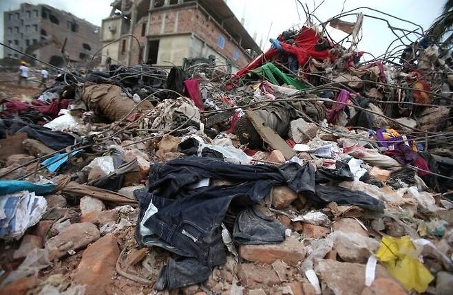 출처: 뉴욕타임즈에서 소개된 버려지는 옷 무더기
