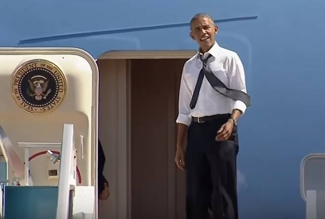 출처: 오바마 대통령이 자신의 전용기 에어포스원 문에 서서 누군가를 부르고 있다. "빨리 가자"며 문 밖으로 나와서까지 부르고 있다. 그 사람이 느릿하게 올라오자 친한 듯 서로 어깨를 다독이며 비행기에 올라탔다./미국 CBS 화면 캡쳐