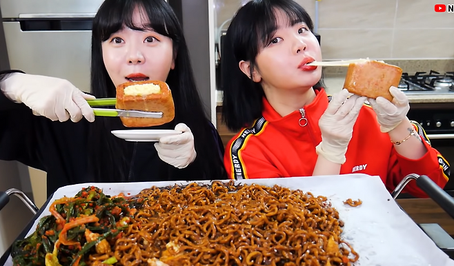 출처: 1분차이 쌍둥이 언니랑 짜파게티 + 파김치 + 모짜렐라 치즈 스팸 먹방 ㅣblack bean noodle TWINS MUKBANG