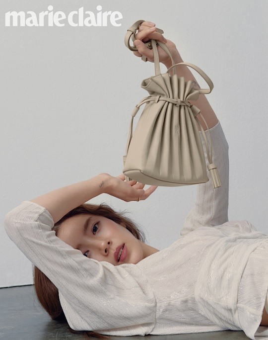 A pictorial featuring sensual fashion moments by actor Son Dam-bi was released on the 25th.In the picture, she matched the Lucky Flits crossback with a white blouse to complete a feminine and innocent atmosphere.In the look of the leather short-sleeved shirt and leather pants, the handles rock decoration matched the point of the ivory hobo bag to show the perfect chic look.In another cut, she completed a comfortable and natural look with an oversized jacket and short pants, showing off her Son Dam-bi charm.The fashion picture with the Fairy pitta charm of Son Dam-bi can be found in the June issue of Marie Claire and the official website of Marie Claire.sympathy media
