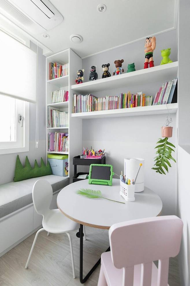 출처: <어린이 테이블> <어린이 의자> 정보 보러가기 (▲이미지 클릭)