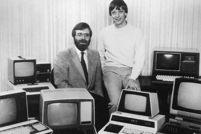 출처: 마이크로소프트를 창업한 폴 알렌(왼쪽)과 빌 게이츠