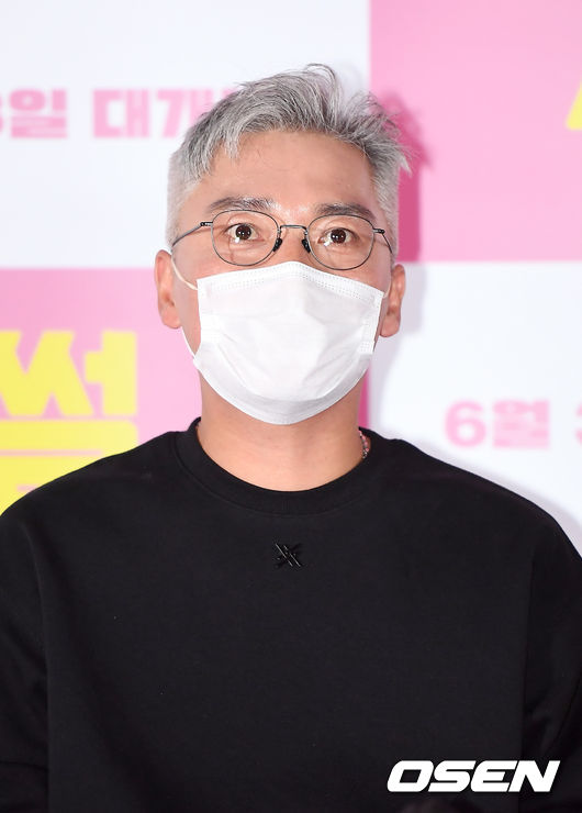 On the afternoon of the 26th, the premiere of the movie Sleep was held at Lotte Cinema in Seoul Gwangjin District.Actor Jo Jae-yoon has photo time.