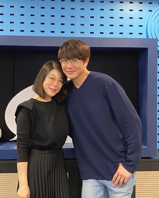 Singer Sung Si-kyung said that every time he danced new song I Love U, he was troubled.On SBS Power FM Hwa-Jeong Chois Power Time (hereinafter referred to as the most part) broadcast on the 26th, he appeared as a guest on singer Sung Si-kyung.Sung Si-kyung, who returned to his regular 8th album Album (a coat), said he had dieted with preparation for Album.I think you lost a lot of weight, said Hwa-Jeong Choi, looking at the unknowingly emaciated Sung Si-kyung.I was instinctively managed by preparing Album, Sung Si-kyung said. I reduced my alcohol. It feels like a human being does not shower.Women or men, if you lose weight, it seems like an aura comes out, said Hwa-Jeong Choi.Sung Si-kyung, who released regular Album in 10 years, expressed his heartfelt feeling that he feels like paying off his debts to fans.Hwa-Jeong Choi, who received the Album gift, said, There are many photographs and lyrics.Sung Si-kyung has attracted attention by revealing that the title song of the 8th album Album is a dance song.Sung Si-kyung said, I practiced hard for about two months referring to the new song I Love U and apologized for I am sorry and laughed.If I danced that I hated, I thought I would know that I tried, Sung Si-kyung added.When Hwa-Jeong Choi asked, I wonder if I have an idea, Sung Si-kyung said, Even if a knife comes in my neck, it is not that personality.I am still fighting, and every time I do it, I am troubled. He also mentioned the pink suit he wore in the new song music video and said, It came out pretty on the screen, but it looks like a swallow.One listener asked, Has Mr. Sung Si-kyung ever heard his song and cried? So Sung Si-kyung said, Of course I have heard and cried.Its a job you cant do without that confidence, he replied.Finally, Sung Si-kyung said, I hope this album will be a big hit because it can be stimulating. I have done various live like idols and I will work hard.I ask for your attention, he said.Photo: The most part official Instagram