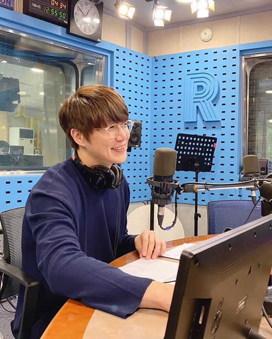 Singer Sung Si-kyung said that every time he danced new song I Love U, he was troubled.On SBS Power FM Hwa-Jeong Chois Power Time (hereinafter referred to as the most part) broadcast on the 26th, he appeared as a guest on singer Sung Si-kyung.Sung Si-kyung, who returned to his regular 8th album Album (a coat), said he had dieted with preparation for Album.I think you lost a lot of weight, said Hwa-Jeong Choi, looking at the unknowingly emaciated Sung Si-kyung.I was instinctively managed by preparing Album, Sung Si-kyung said. I reduced my alcohol. It feels like a human being does not shower.Women or men, if you lose weight, it seems like an aura comes out, said Hwa-Jeong Choi.Sung Si-kyung, who released regular Album in 10 years, expressed his heartfelt feeling that he feels like paying off his debts to fans.Hwa-Jeong Choi, who received the Album gift, said, There are many photographs and lyrics.Sung Si-kyung has attracted attention by revealing that the title song of the 8th album Album is a dance song.Sung Si-kyung said, I practiced hard for about two months referring to the new song I Love U and apologized for I am sorry and laughed.If I danced that I hated, I thought I would know that I tried, Sung Si-kyung added.When Hwa-Jeong Choi asked, I wonder if I have an idea, Sung Si-kyung said, Even if a knife comes in my neck, it is not that personality.I am still fighting, and every time I do it, I am troubled. He also mentioned the pink suit he wore in the new song music video and said, It came out pretty on the screen, but it looks like a swallow.One listener asked, Has Mr. Sung Si-kyung ever heard his song and cried? So Sung Si-kyung said, Of course I have heard and cried.Its a job you cant do without that confidence, he replied.Finally, Sung Si-kyung said, I hope this album will be a big hit because it can be stimulating. I have done various live like idols and I will work hard.I ask for your attention, he said.Photo: The most part official Instagram