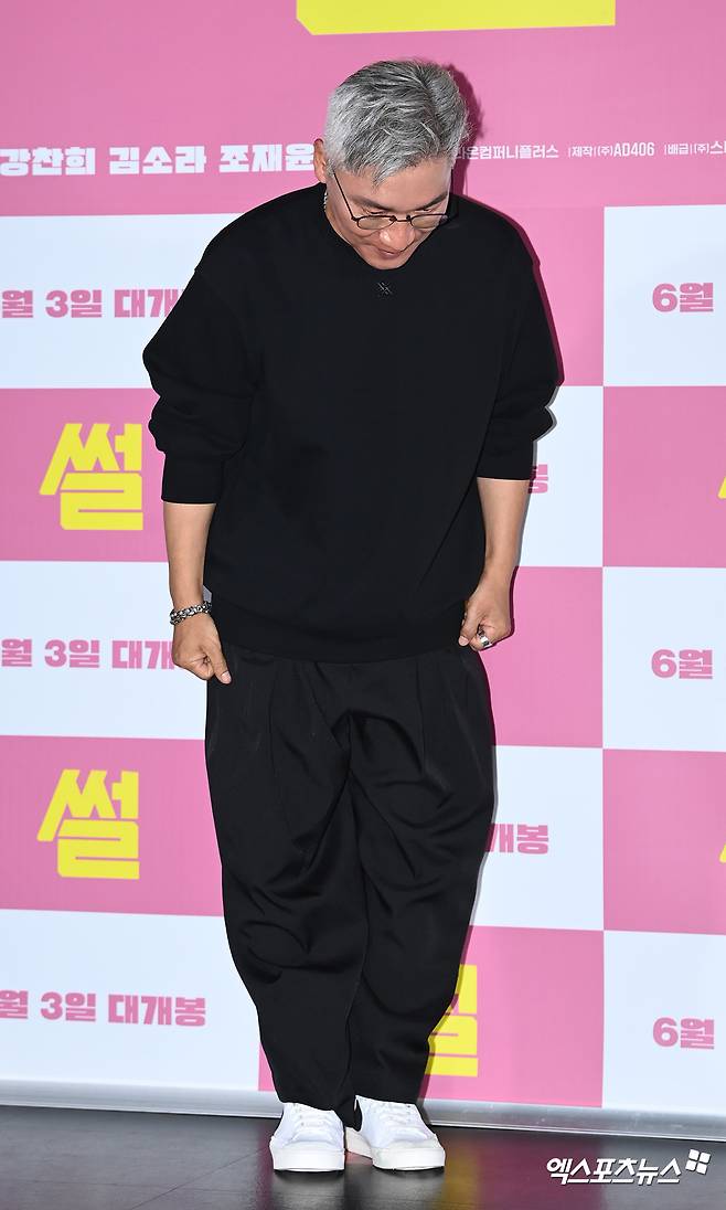 Actor Jo Jae-yoon, who attended the premiere of the movie Sleep at the entrance of Lotte Cinema Counter in Jayang-dong, Seoul on the afternoon of the 26th, has Photo time.