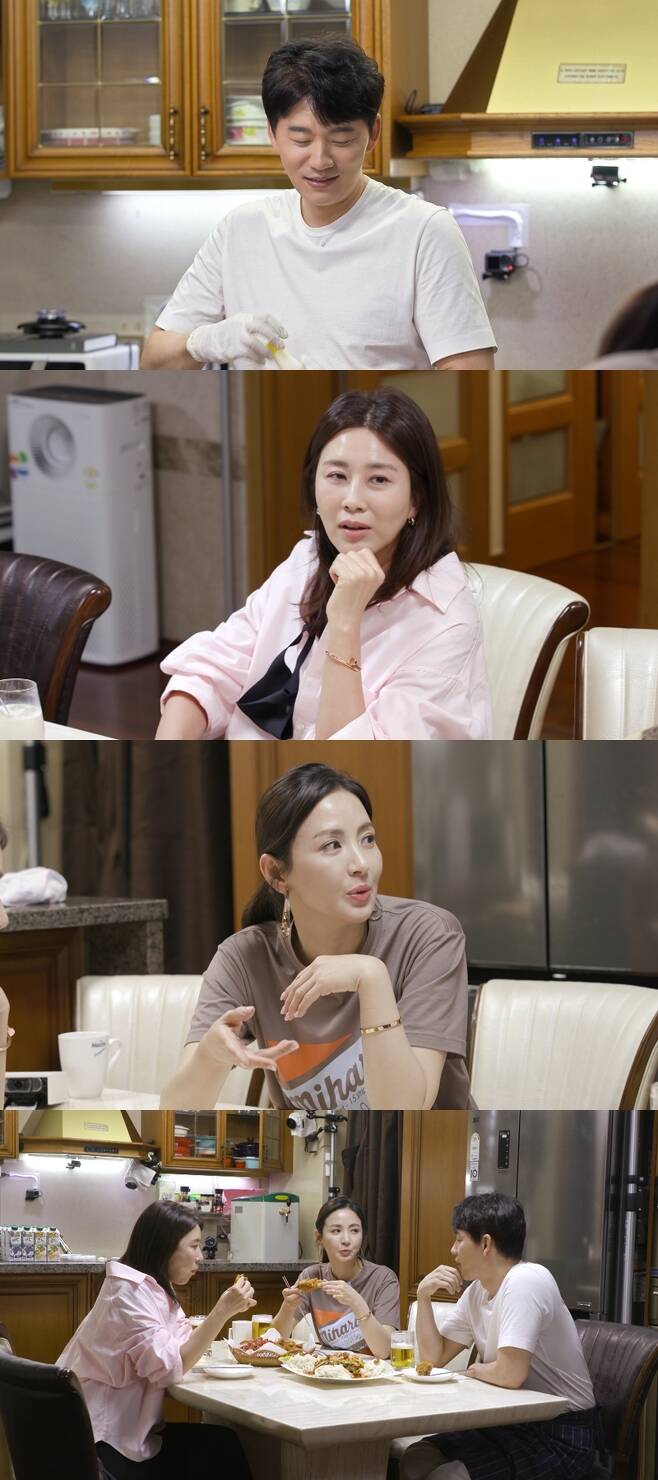Seoul = = Stars Top Recipe at Fun-Staurant Kim Seung-soo invites 20 years Jigi Yang Jung-a and Yoon Hae-young.KBS 2TV Stars Top Recipe at Fun-Staurant (hereinafter referred to as Stars Top Recipe at Fun-Staurant), which will be broadcast on the 28th, will show the results of the 26th menu development contest on the theme of Our Milk.Moutist Lee Young-ja, high-capacity goddess Yuri, and fisherman teacher Ryu Soo-young, followed by a new chef, Kim Seung-soo, a middle-aged Park Bo-gum.Attention is focusing on who will win the final with which menu.Kim Seung-soo has been proud of his appearance for a while with his amazing cooking skills and has emerged as a half-hundred-year-old man in the previous Stars Top Recipe at Fun-Staurant broadcast.Especially, the extraordinary owner who has a beef hook at home reveals his face and gets the nickname Kim Seung-sul.Kim Seung-soo invites his best friends Yang Jung-a and Yoon Hae-young to their home this time.Kim Seung-soo prepares draft beer machines that can be seen in the hop house for special Ada Lovelacechins.Kim Seung-soo, who was in charge of the hospital in front of the university in 1997, was interested in the previous broadcast.Kim Seung-soo decided to reenact the 1997 memories of the hop house.Kim Seung-soo makes my elasticity by making memories of hop house menus such as fried half, seasoned half chicken, golbang somyeon, and cabbage salad, which are mouth-watering even if you look at it.Especially in this process, it is known that the super-express secret law that gave the best sales to Kim Seung-soo in 1997 is revealed.In addition, 20 years of honest talk with Kim Seung-soo will be poured out.Yoon Hae-young said, If there was no woman to call, would you call us? Kim Seung-soo is affectionately bruised.On the other hand, Yang Jung-aa said, Do not you think it would be nice to have someone to eat together?My mother will be really pretty (when she sees her son who is good at cooking), Kim Seung-soo says, pouring affectionate praise into the dish.However, Ada Lovelace Chin There was a person who was very interested in the praise of Yang Jung-a.In the previous broadcast, Kim Seung-soo presented Lee Young-ja and unexpected Al Kong-dal Kong Chemie.In particular, Kim Seung-soo has been on the topic since the broadcast, when he embraced Lee Young-ja, who almost fell down during the Byeongdae-myeon greeting.Lee Young-ja watched Kim Seung-soo VCR carefully on this day, and watched the friendly appearance of Yang Jung-a and Kim Seung-soo.Yang Jung-a. I wonder why Lee Young-ja has Diversions Yang Jung-a, and what Kim Seung-soos reaction would have been.Kim Seung-soo and 20-year-old best friend Yang Jung-a, Yoon Hae-young for the absolute.The 1997 hop house enjoyment of the memories of the three people will be unveiled at Stars Top Recipe at Fun-Staurant broadcasted at 9:40 pm on the day.