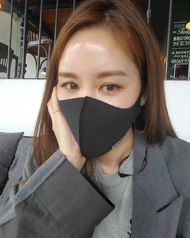 Chae Ri-na, from Roora, wore Mask and boasted a Ko So-young resemblance of beautiful looks.Chae Ri-na posted a picture on her Instagram page on the 27th, saying, If you write Mask...Inside the picture is a daily picture of Chae Ri-na: Chae Ri-na staring at the camera wearing a black Mask.Beautiful looks that are not covered by Mask in the atmosphere full of eyes attract attention.At this point, Chae Ri-na said, Sometimes, but I feel like Ko So-young Sister or I feel like Son Ye-jin. Do I spend my whole life writing Mask?He said, The reality is Chae Ri-na, and laughed.Meanwhile, Chae Ri-na married Park Yong-Geun, a six-year-old baseball player, in 2016.