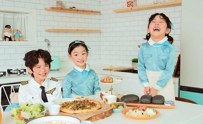 대한항공이 온라인 쇼핑몰에서 판매하고 있는 어린이용 승무원 코스튬. /이스카이숍 홈페이지