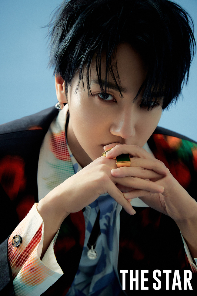 Group Super Junior member Yesung showed off his deadly presence and decorated the magazines exclusive cover.Yesung recently caught the attention of the fashion magazine The Star June issue with its unique cover and pictorials, from sensual poses using props and costumes to a bright and youthful appearance.In the interview that is released with the picture, I am interested in the sincere answer to the feelings of the solo album comeback testimony, self-management secret, and 17th year active The Artist.Of these, Yesung said, I think my Age is in full swing now, a style I should be satisfied with and I do not want to fall behind.I will also see my efforts as a professional, but I want to do my best and I feel happy to see myself trying. As for the meaning of Age, which the 17th active artist thinks, Age does not matter in group activities.Idol will be my favorite singers, he said. I want to live more intensely every time I hear these stories.I want to remain someones Idol even if Age hears it. Yesung has gained popularity since it released its mini 4th album Beautiful Night (Beautiful Age) on the 3rd, and has topped the list of 27 top album charts worldwide and exceeded 10 album sales.Yesungs emotional picture and interview can be found in the June issue of The Star, which is officially published on the 28th.