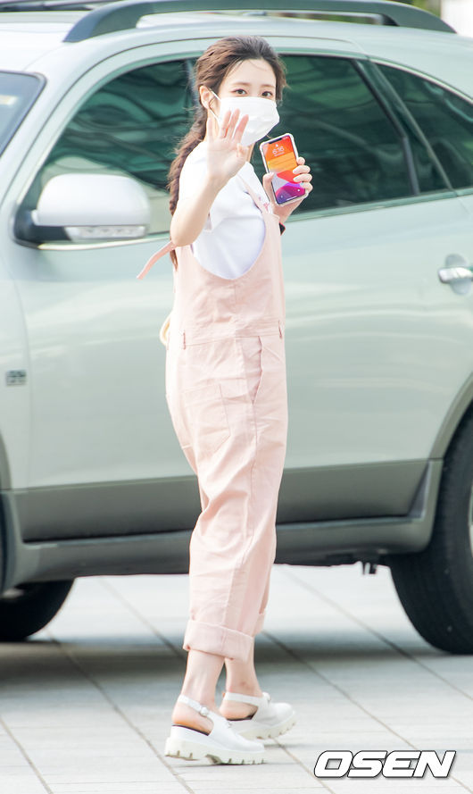 On the afternoon of the 27th, SBS Power FM Young Street broadcast was held in SBS Mokdong, Seoul Yangcheon District.Lovelyz Yoo Ji-ae, who plays a special DJ, poses for reporters on her way to work. 2021.05.27