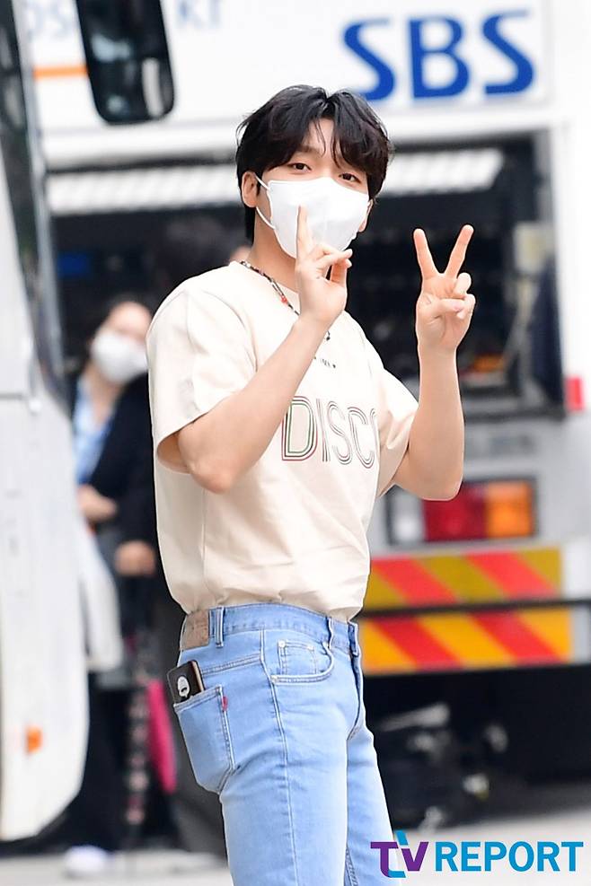 Singer Jeong Se-woon is entering the web entertainment tip mate shooting at SBS building in Mok-dong, Yangcheon-gu, Seoul on the afternoon of the 27th.